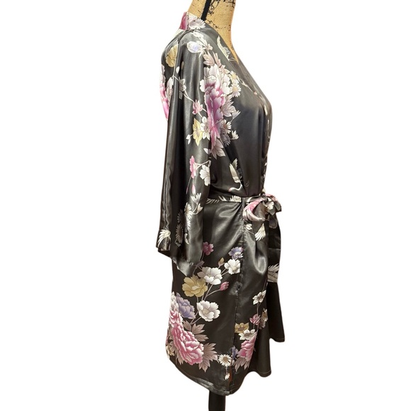 NWT Kim+Ono Chrysanthemum Floral And Crane Short Robe - Picture 3 of 11